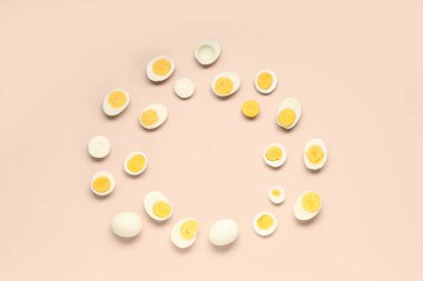 Pembe arka planda lezzetli haşlanmış yumurtadan yapılmış çerçeve.