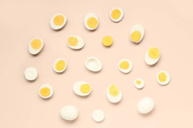 Pembe arka planda yarım yumurtalı haşlanmış yumurta.