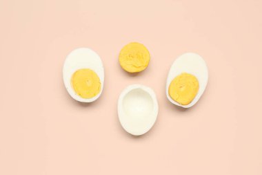 Pembe arka planda kaynamış yumurta.