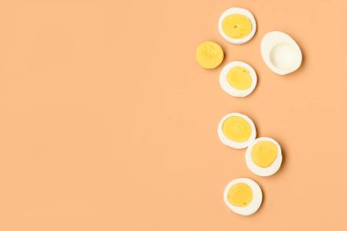 Turuncu arka planda lezzetli haşlanmış yumurta dilimleri.