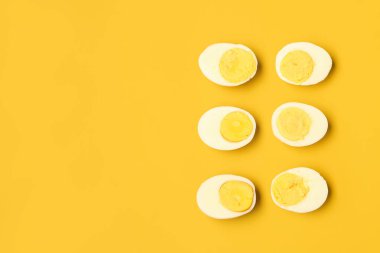 Sarı arka planda kaynamış yumurta.