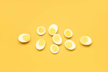 Sarı arka planda dilimli kaynamış yumurta.