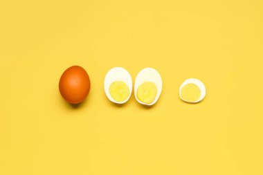 Sarı arka planda lezzetli haşlanmış yumurta.