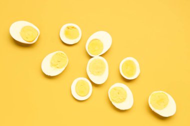 Sarı arka planda dilimli kaynamış yumurta.