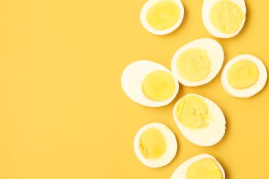 Sarı arka planda dilimli kaynamış yumurta.