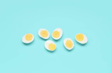 Mavi arka planda kaynamış yumurta.