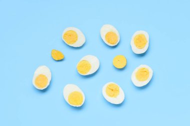 Mavi arka planda kaynamış yumurta.