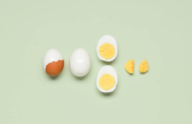 Lezzetli haşlanmış yumurta ve yarım yeşil arka plan.