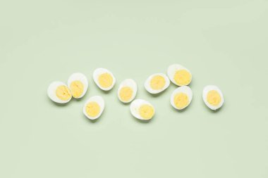 Yeşil arka planda kaynamış yumurta.