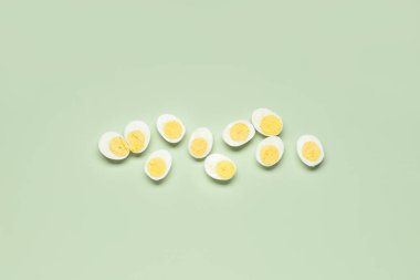 Yeşil arka planda kaynamış yumurta.