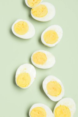 Yeşil arka planda kaynamış yumurta.