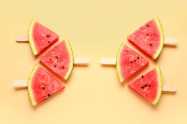 Sarı arka planda tatlı karpuz çubukları