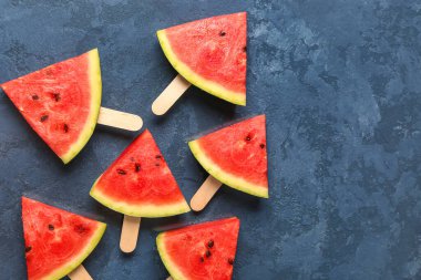 Mavi arka planda tatlı karpuz çubukları