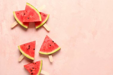Pembe arka planda tatlı karpuz çubukları