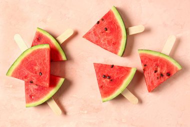 Pembe arka planda tatlı karpuz çubukları