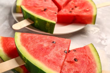 Grunge arka planında tatlı karpuz çubukları