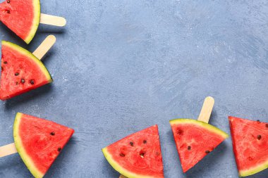Mavi arka planda tatlı karpuz çubukları