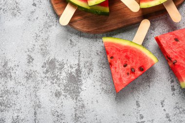 Mavi arka planda tatlı karpuz çubukları