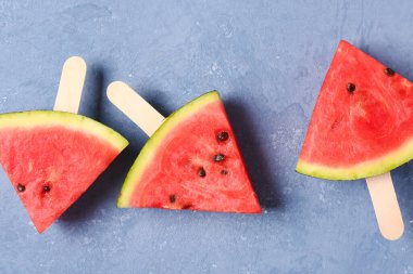 Mavi arka planda tatlı karpuz çubukları