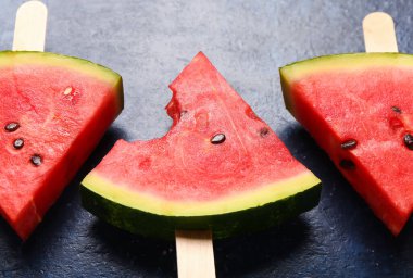 Mavi arka planda tatlı karpuz çubukları