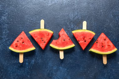 Mavi arka planda tatlı karpuz çubukları