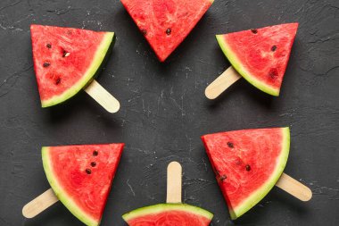 Siyah arkaplanda tatlı karpuzdan yapılmış çerçeve