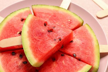 Tatlı karpuz çubuklarıyla kaplanmış, yakın plan.