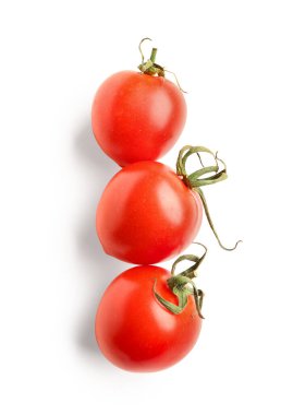 Beyaz arka planda taze kiraz domatesleri