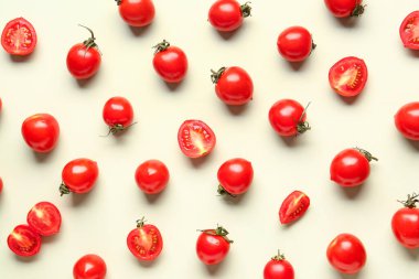 Açık yeşil arka planda bir sürü taze vişne domatesi