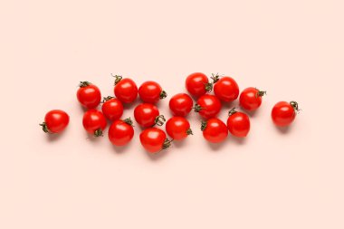 Pembe arka planda bir sürü taze vişneli domates
