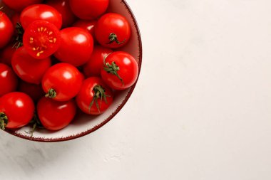 Beyaz arka planda taze vişne domatesli kase