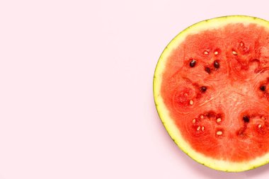 Pembe arka planda taze karpuz dilimi