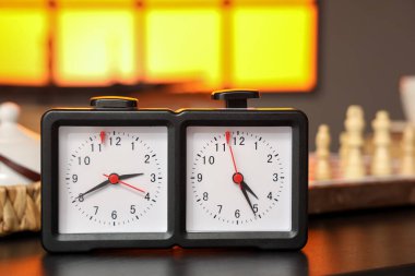 Satranç saati odada, yakın plan.