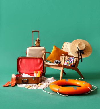 Sandalyeli bavullar, şamandıra ve turkuaz arka planda plaj aksesuarları. Seyahat kavramı