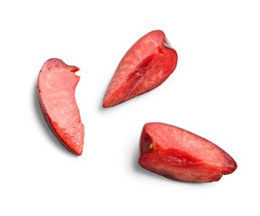 Beyaz arka planda kırmızı kiraz parçaları