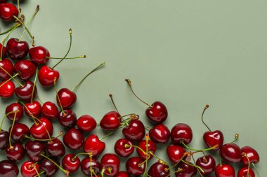 Yeşil arka planda bir sürü kırmızı kiraz
