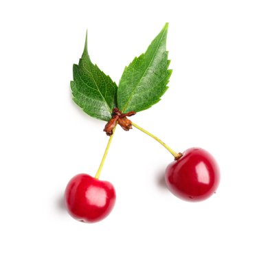 Beyaz zemin üzerine kırmızı tatlı kiraz