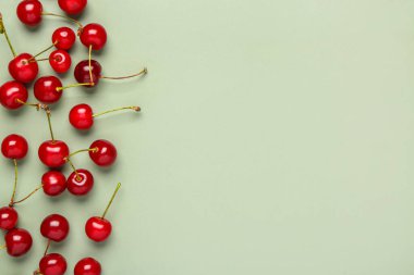 Yeşil zemin üzerine kırmızı tatlı kiraz