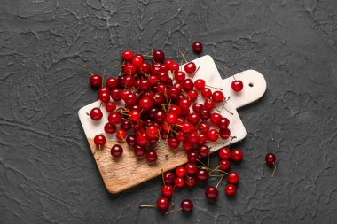 Siyah arkaplanda kırmızı vişneli tahta