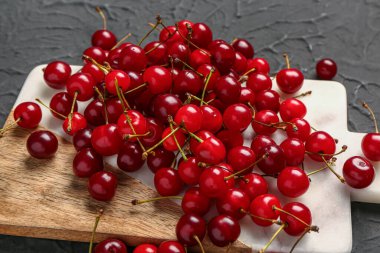 Siyah arkaplanda kırmızı vişneli tahta