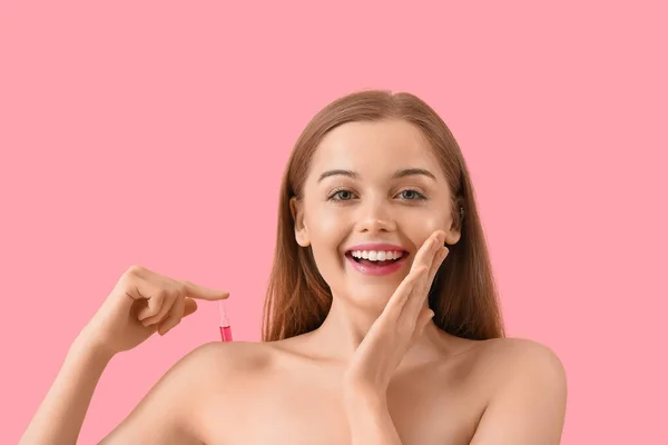 Mooie Jonge Vrouw Met Ampul Roze Achtergrond Huidverzorgingsconcept — Stockfoto