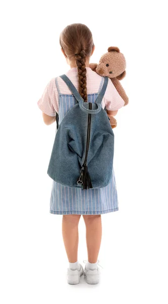 穿着白色背景的玩具熊和背包的小女生 后视镜 — 图库照片