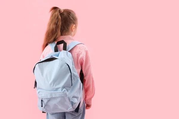 Mała Uczennica Plecakiem Różowym Tle Widok Tyłu — Zdjęcie stockowe