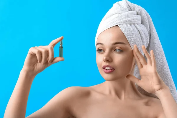 Schöne Junge Frau Mit Ampulle Auf Blauem Hintergrund Hautpflegekonzept — Stockfoto