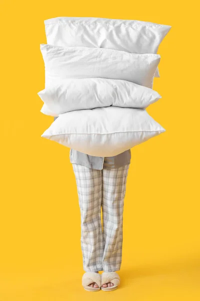 Jovem Pijama Com Travesseiros Fundo Amarelo — Fotografia de Stock