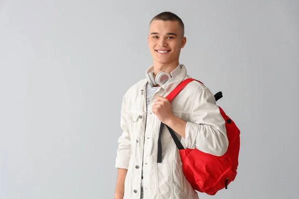 Mężczyzna Student Plecakiem Słuchawki Szarym Tle — Zdjęcie stockowe
