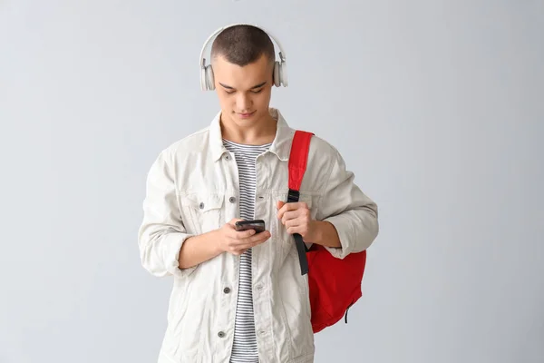 Étudiant Masculin Avec Sac Dos Dans Casque Utilisant Téléphone Mobile — Photo