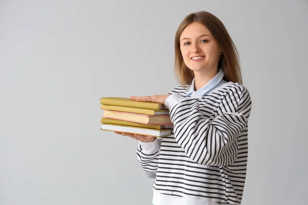 Estudante Feliz Com Pilha Livros Fundo Cinza — Fotografia de Stock