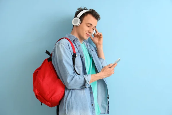 가방을 핸드폰을 헤드폰으로 음악을 남학생 — 스톡 사진