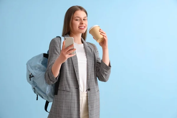 Studentin Mit Rucksack Und Handy Trinkt Kaffee Auf Blauem Hintergrund — Stockfoto